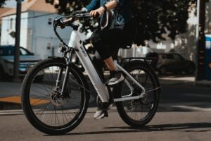 Read more about the article Kom hurtigt i form: De sundhedsmæssige fordele ved at køre på en elcykel
