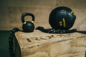 Read more about the article Kettlebells: En Historisk Rejse fra Gammel Tid til Moderne Fitness